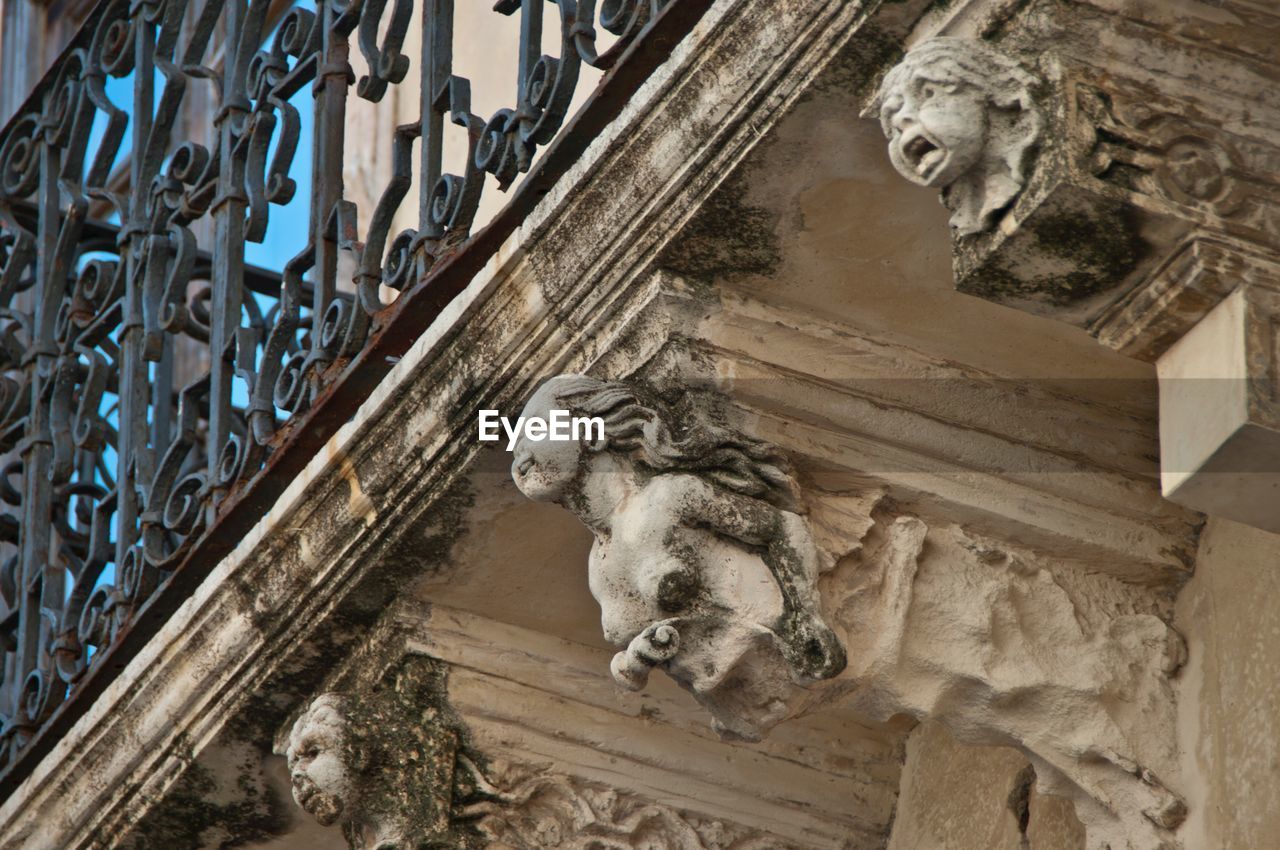 LOW ANGLE VIEW OF LION STATUE AGAINST SKY