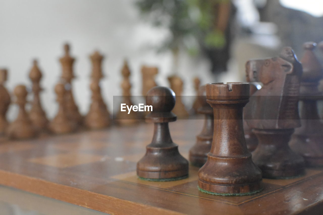 CLOSE-UP OF CHESS PIECES ON TABLE