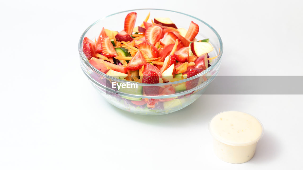 HIGH ANGLE VIEW OF CHOPPED FRUITS IN BOWL