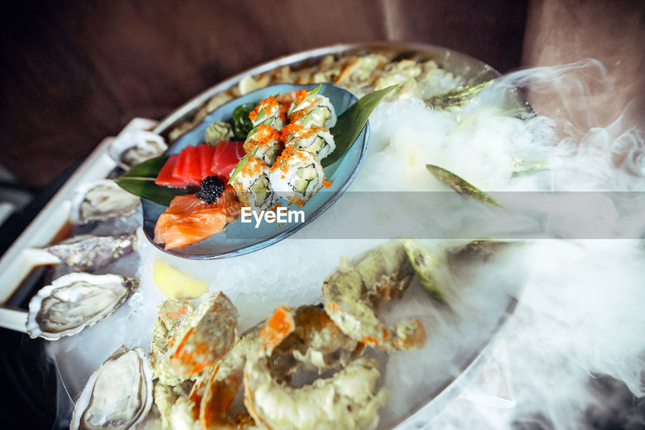 HIGH ANGLE VIEW OF FISH IN CONTAINER