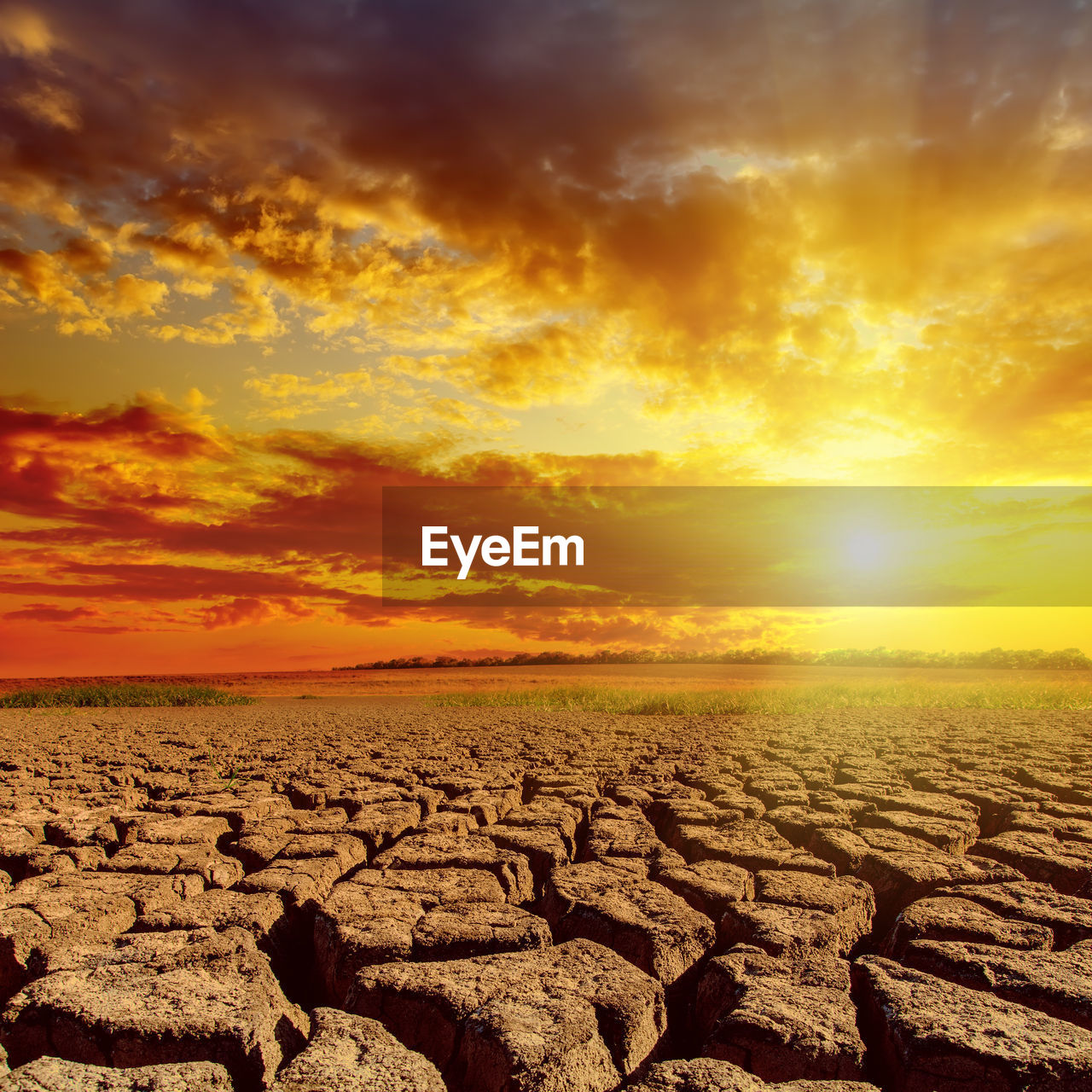 sky, horizon, cloud, sunset, nature, scenics - nature, landscape, environment, sunlight, land, beauty in nature, field, dramatic sky, tranquility, sea, sun, tranquil scene, no people, dawn, orange color, drought, outdoors, horizon over land, climate, non-urban scene, desert, cloudscape, idyllic, urban skyline, travel, travel destinations, plain, water, rock, yellow, sunbeam
