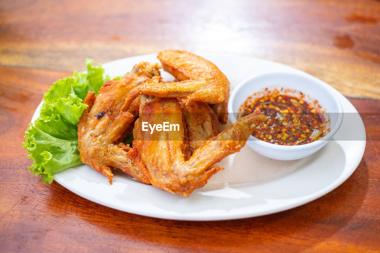 HIGH ANGLE VIEW OF FOOD ON TABLE