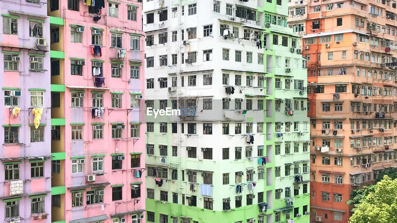 FULL FRAME SHOT OF BUILDINGS IN CITY