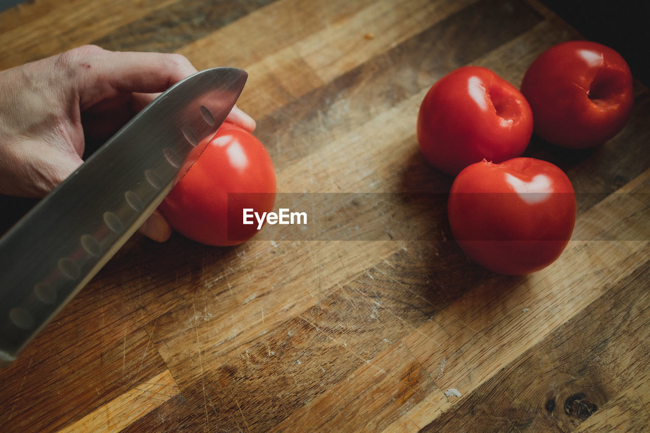 Cutting tomatos for pizza