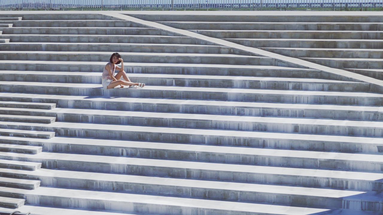 Full length of woman sitting on steps