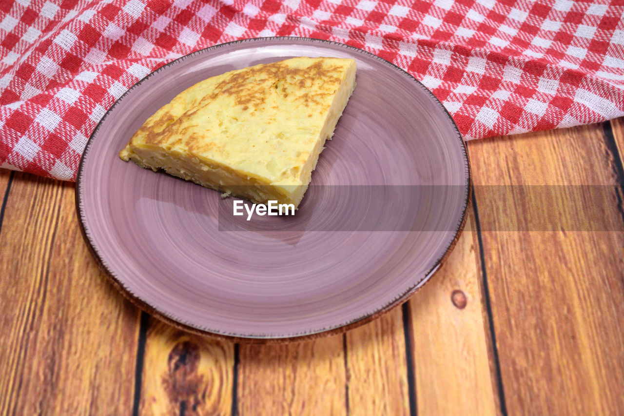 HIGH ANGLE VIEW OF BREAD ON TABLE