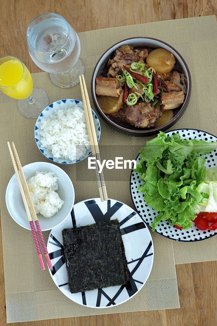 HIGH ANGLE VIEW OF FOOD SERVED IN PLATE