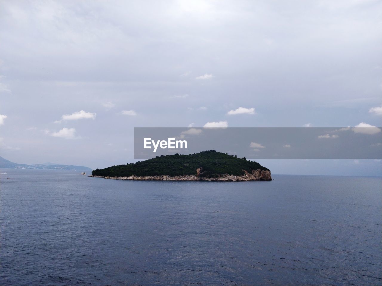 SCENIC VIEW OF ISLAND AGAINST SEA