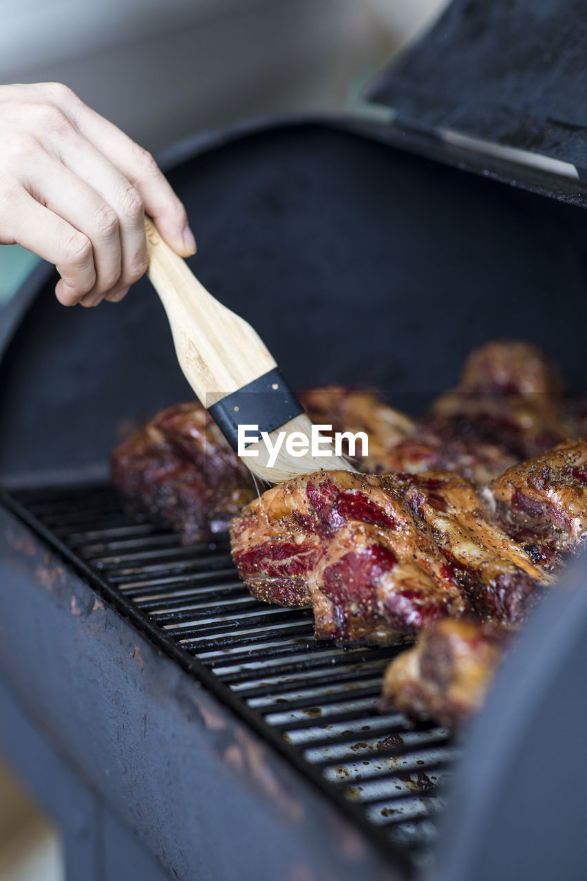 CLOSE-UP OF PERSON PREPARING FOOD