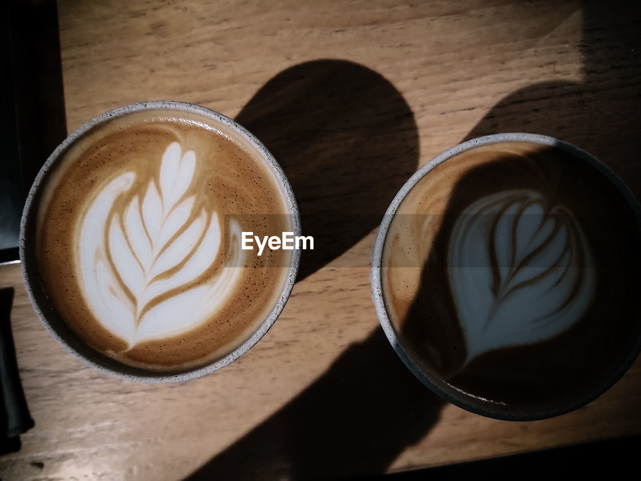 CLOSE-UP OF CAPPUCCINO COFFEE ON TABLE