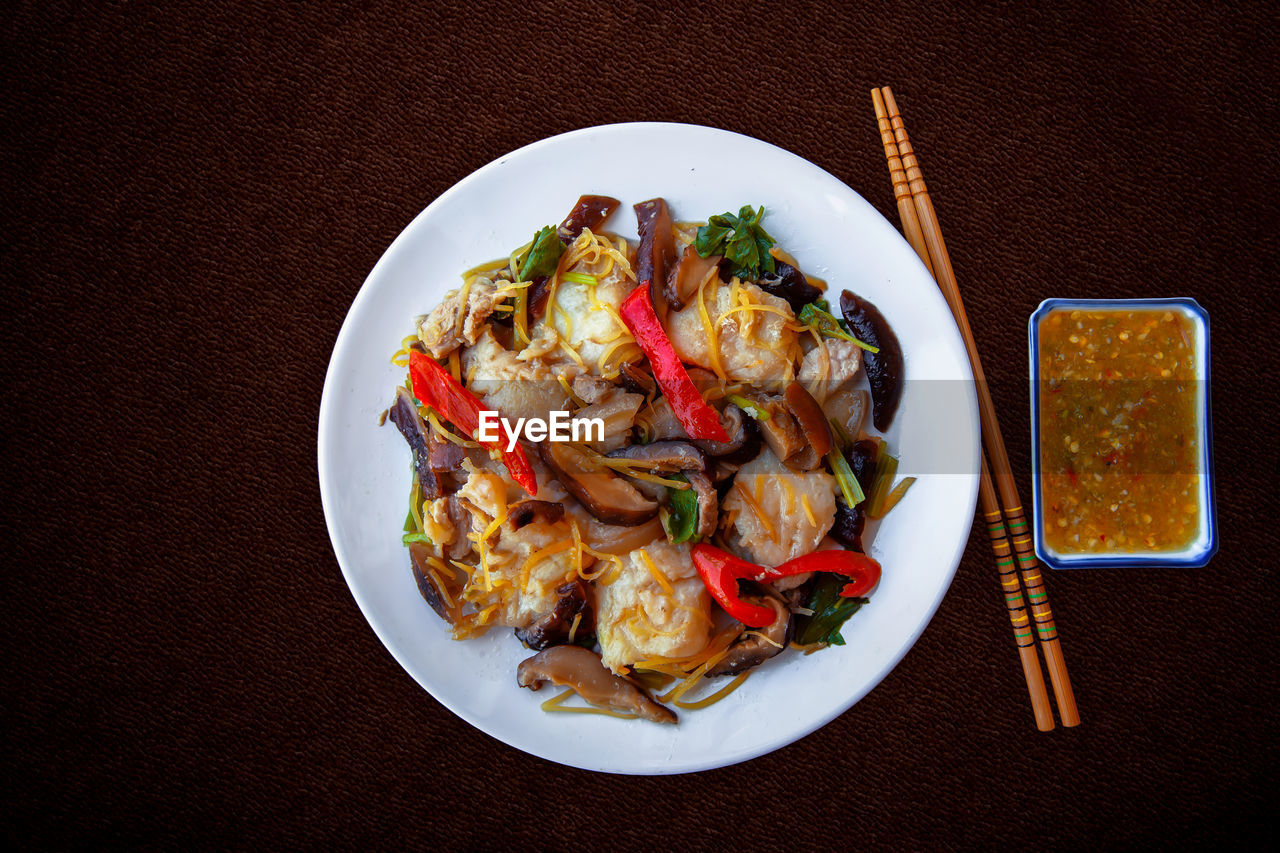 HIGH ANGLE VIEW OF FOOD SERVED IN PLATE