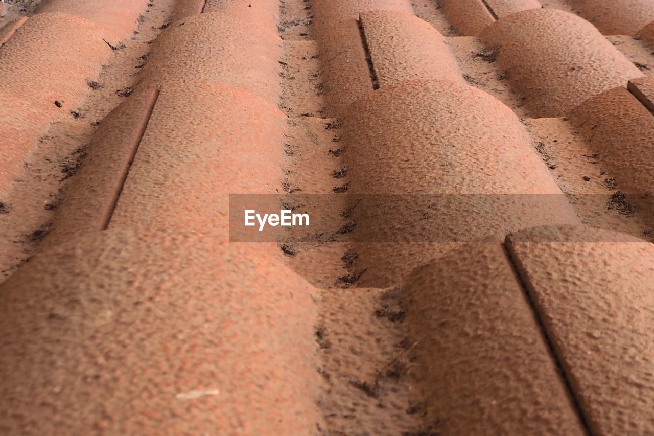 CLOSE UP OF SAND