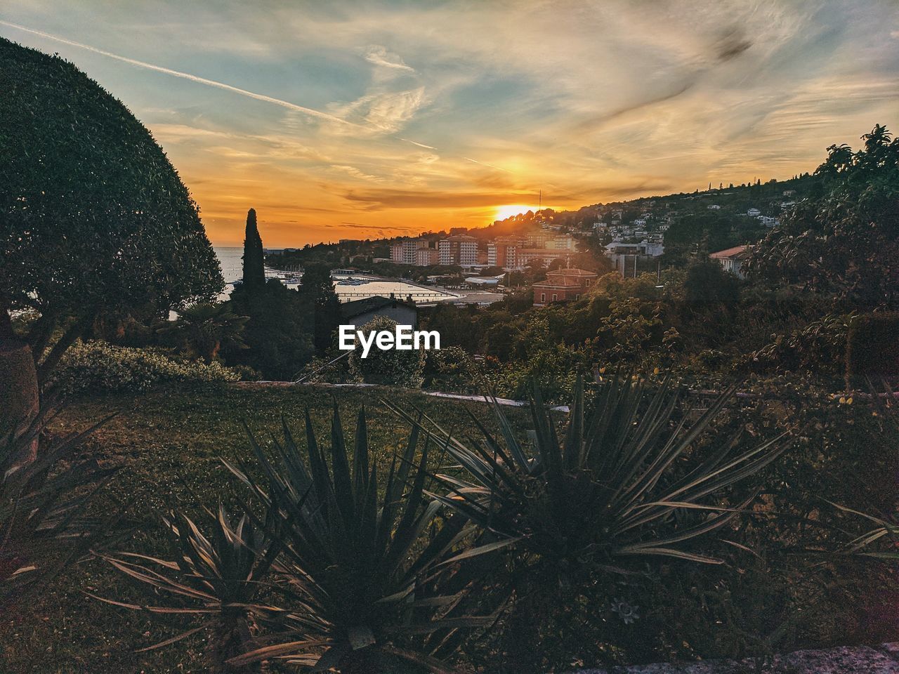 SCENIC VIEW OF CITY AGAINST SKY DURING SUNSET