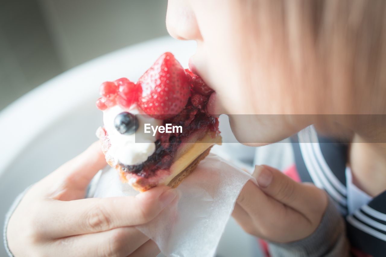 Midsection of woman eating dessert