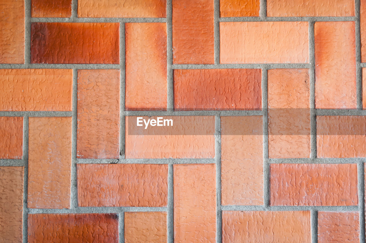 FULL FRAME SHOT OF BRICK WALL WITH RED PATTERN