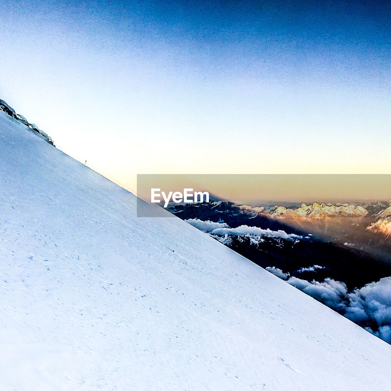 SCENIC VIEW OF SNOW COVERED MOUNTAINS AGAINST CLEAR SKY