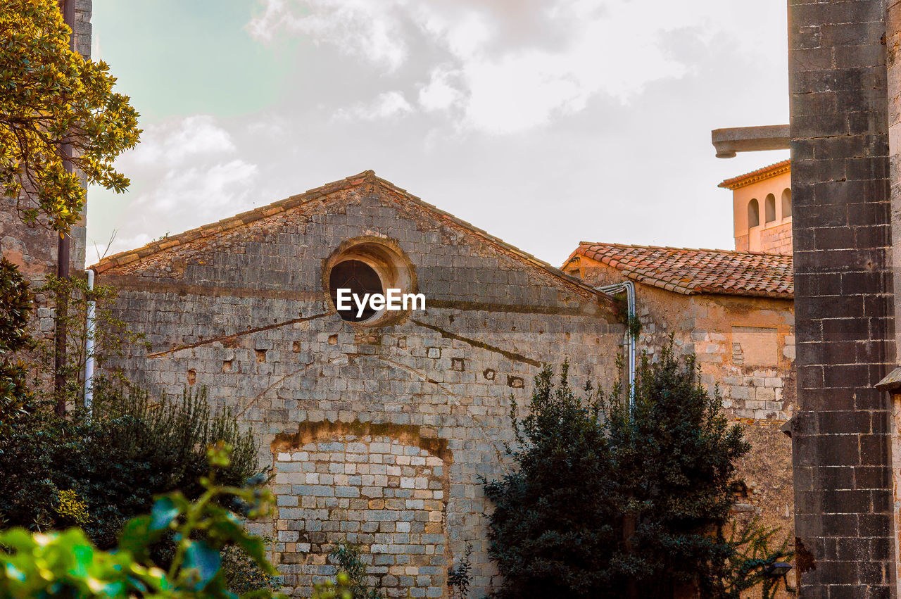 LOW ANGLE VIEW OF HISTORIC BUILDING AGAINST SKY