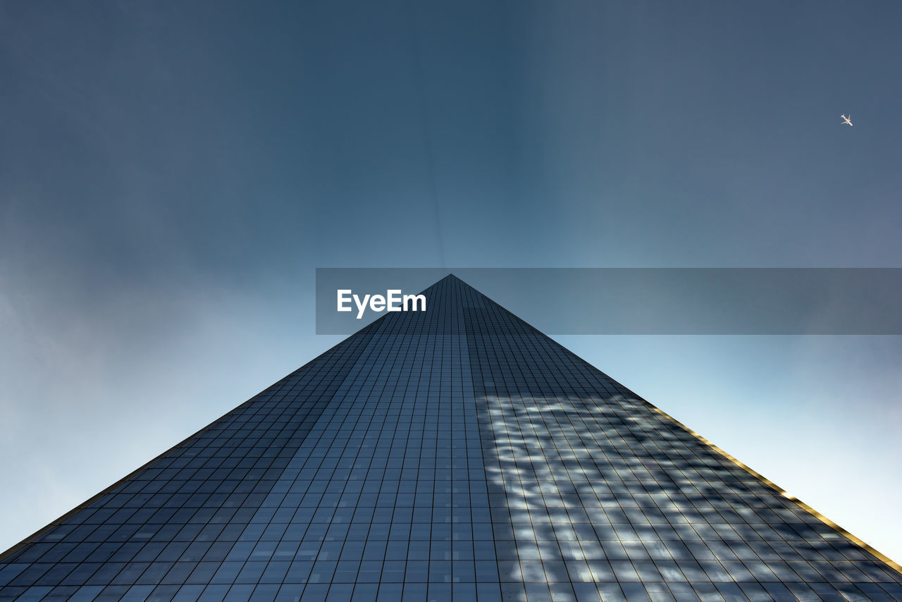 LOW ANGLE VIEW OF MODERN BUILDING AGAINST SKY