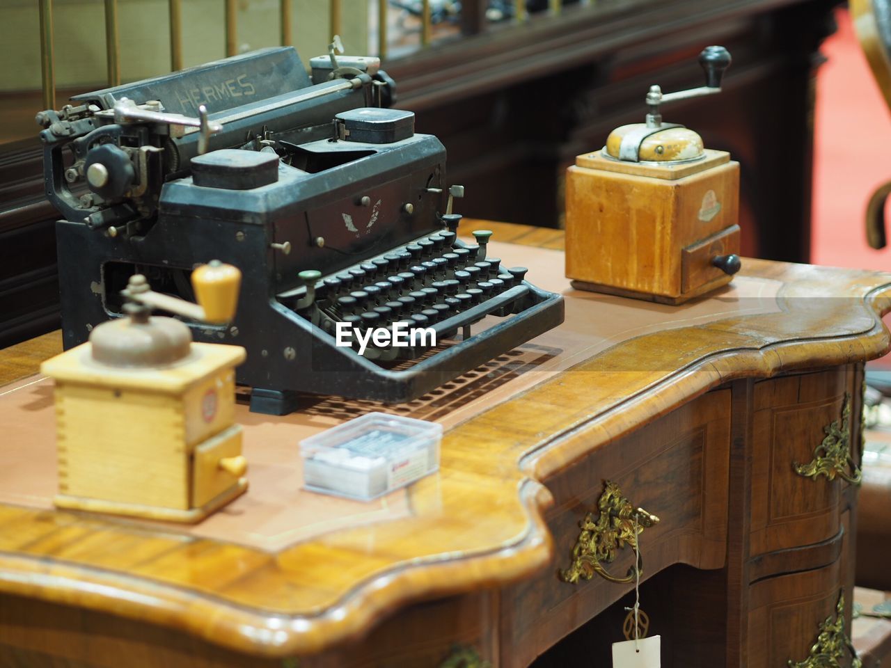 HIGH ANGLE VIEW OF OLD ELECTRIC LAMP AND TABLE