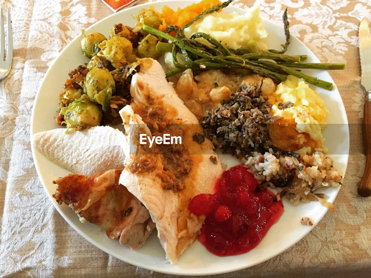 HIGH ANGLE VIEW OF DESSERT IN PLATE