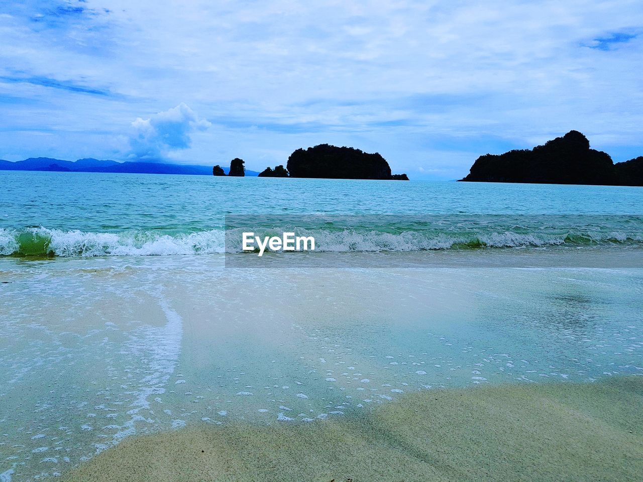 PANORAMIC VIEW OF BEACH AGAINST SKY
