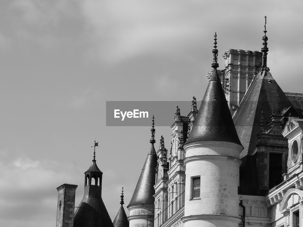 LOW ANGLE VIEW OF BUILDINGS AGAINST SKY