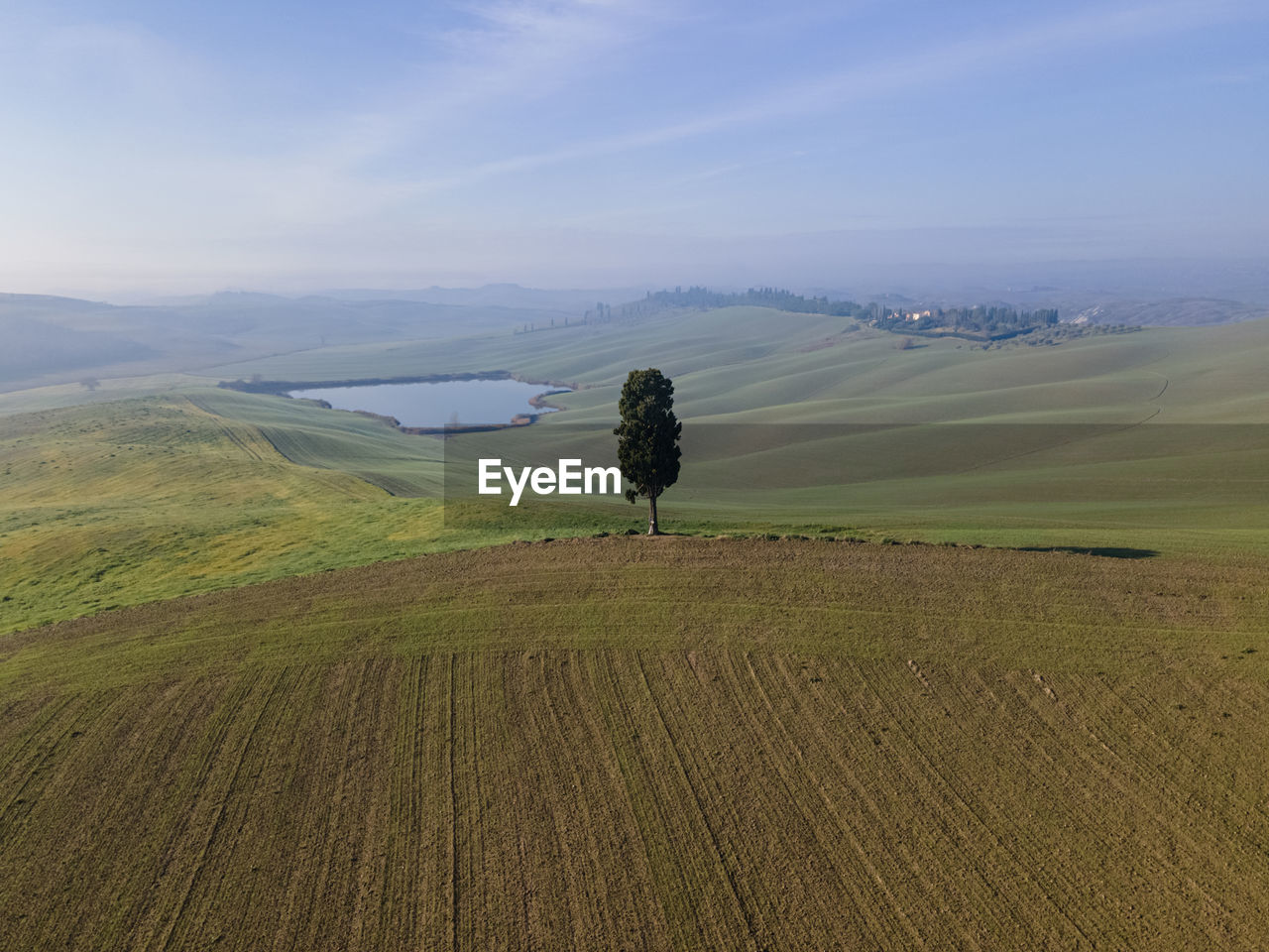 SCENIC VIEW OF AGRICULTURAL LAND AGAINST SKY