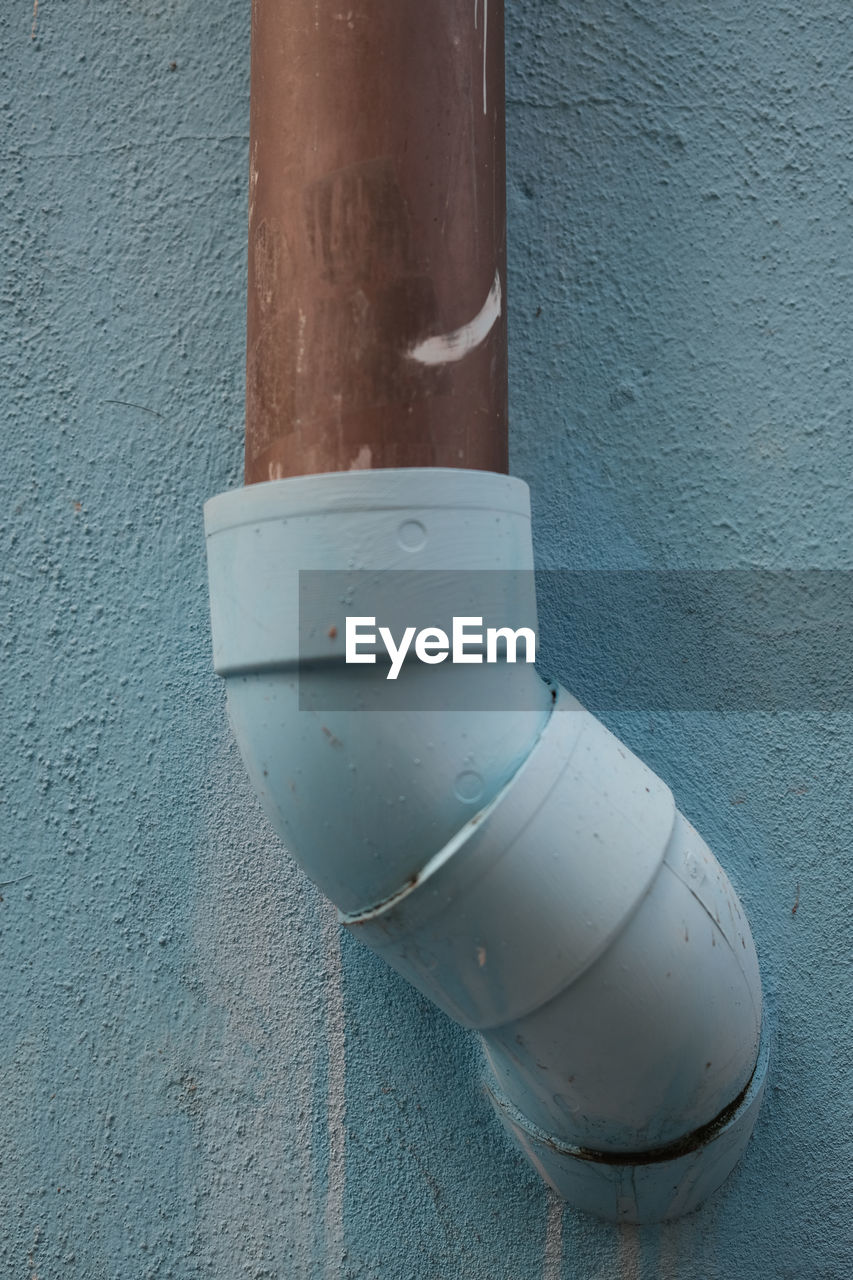 wall - building feature, no people, pipe - tube, white, close-up, built structure, architecture, blue, day, metal, outdoors, pipeline, wall