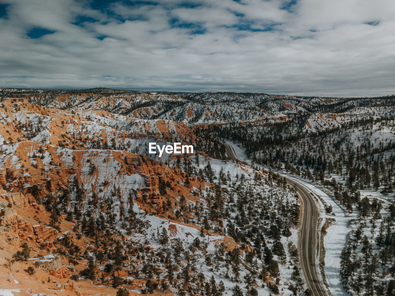 AERIAL VIEW OF ROCK FORMATIONS IN WATER AGAINST SKY