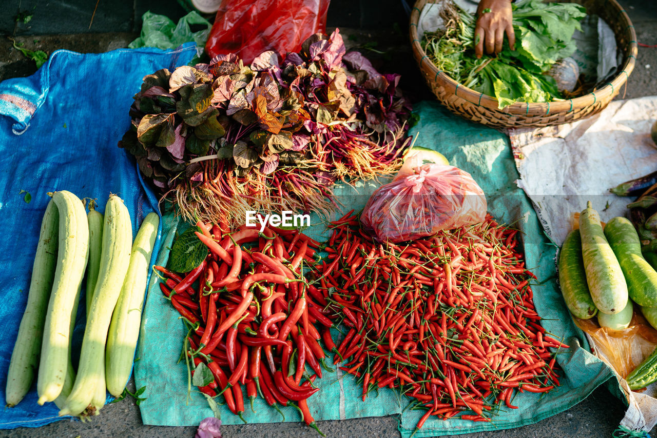 HIGH ANGLE VIEW OF VEGETABLES ON DISPLAY AT MARKET STALL