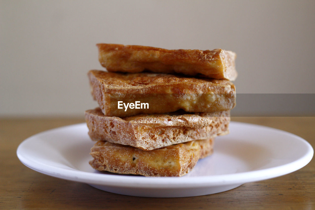 Close-up of fried tofu in plate on table