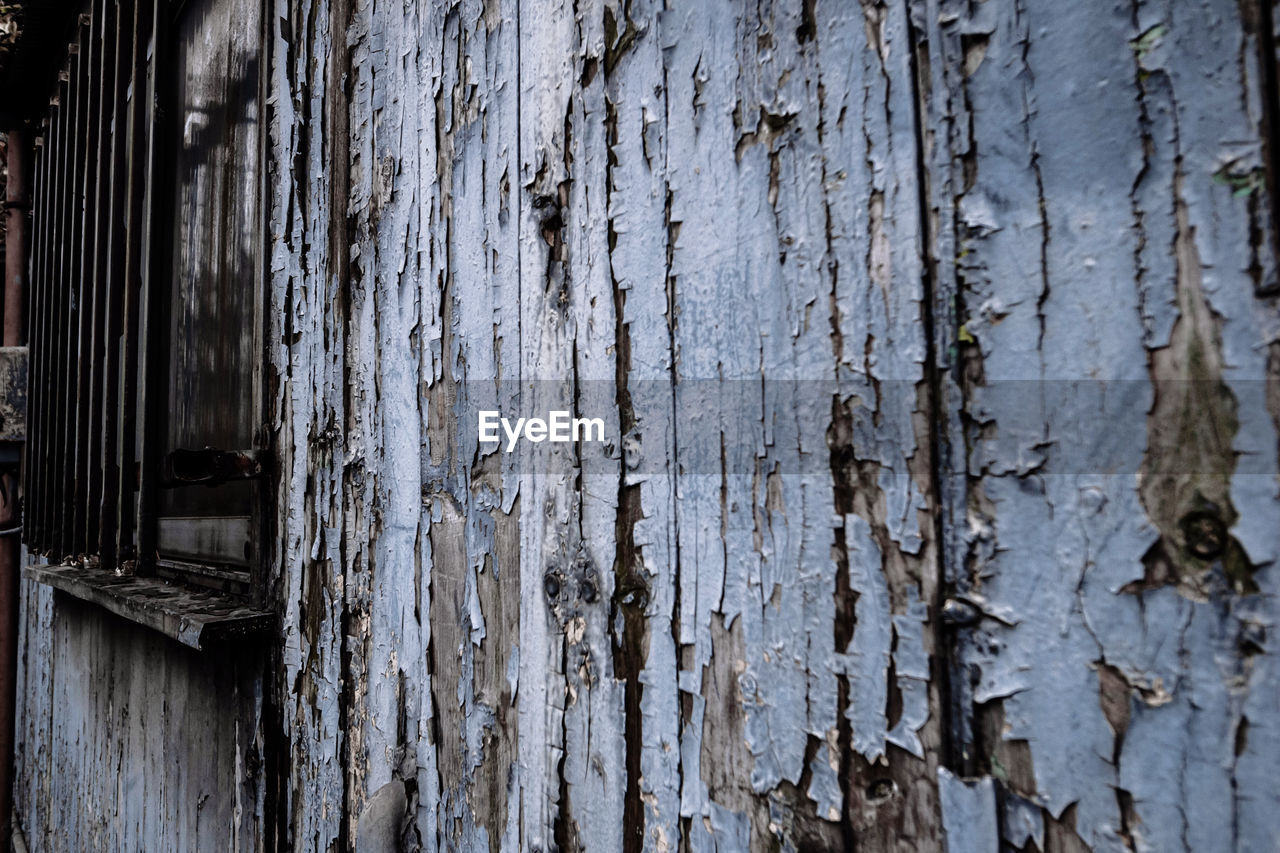 FULL FRAME SHOT OF OLD WEATHERED WOOD