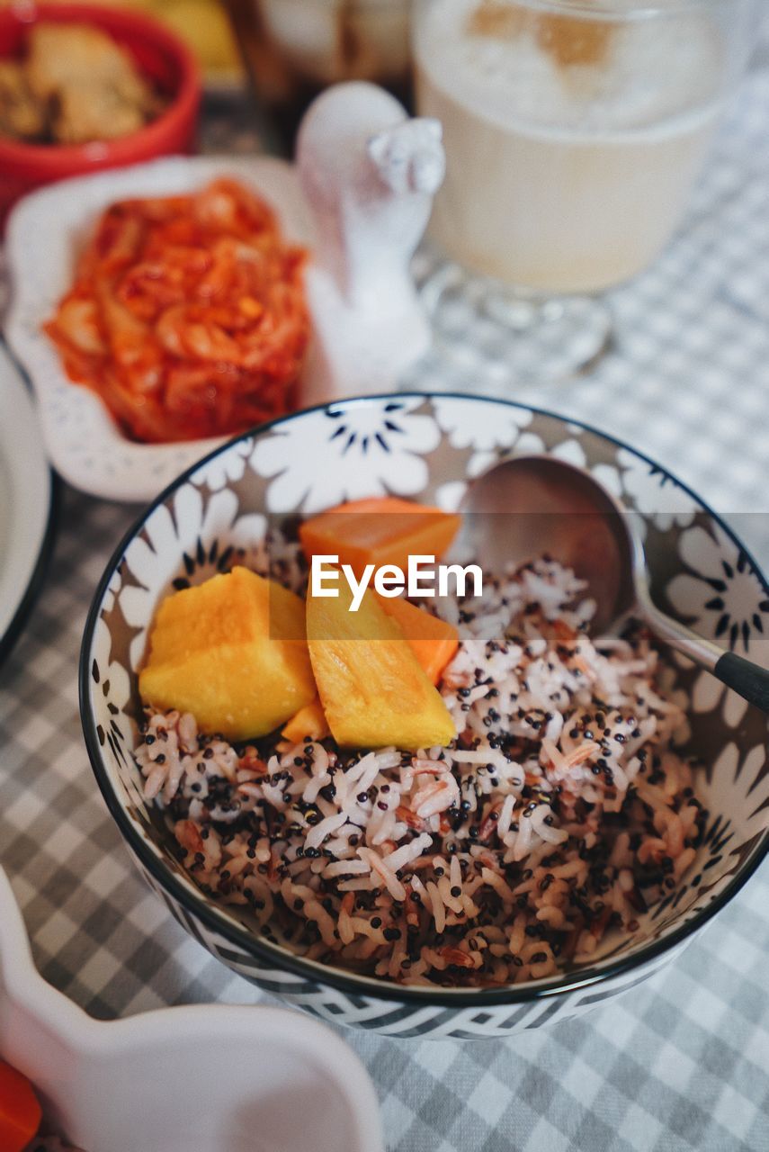 HIGH ANGLE VIEW OF BREAKFAST SERVED IN BOWL