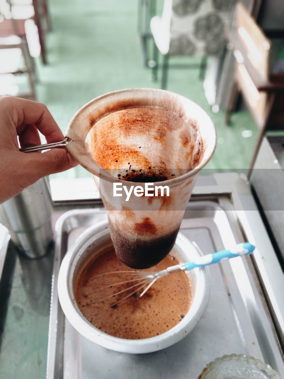 CLOSE-UP OF COFFEE CUP WITH DRINK