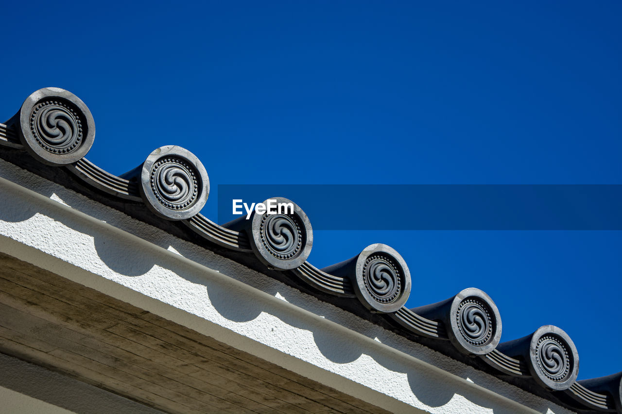 LOW ANGLE VIEW OF BUILT STRUCTURES AGAINST CLEAR BLUE SKY