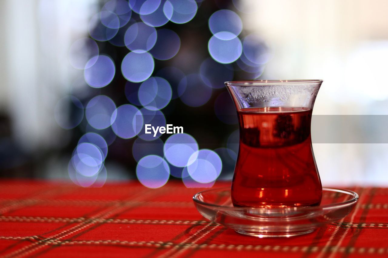 CLOSE-UP OF RED WINE ON TABLE