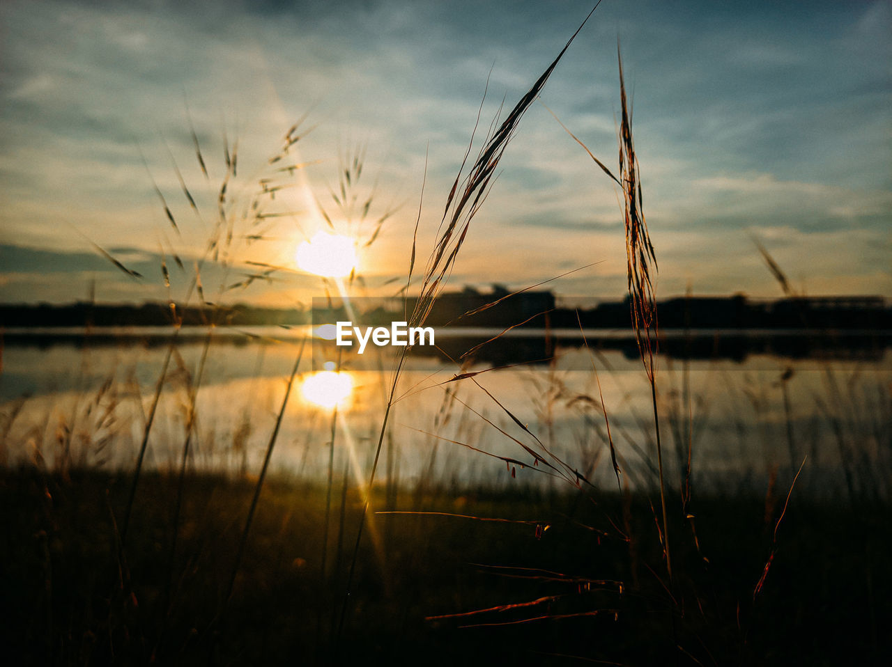 Dusk atmosphere by the ump lake