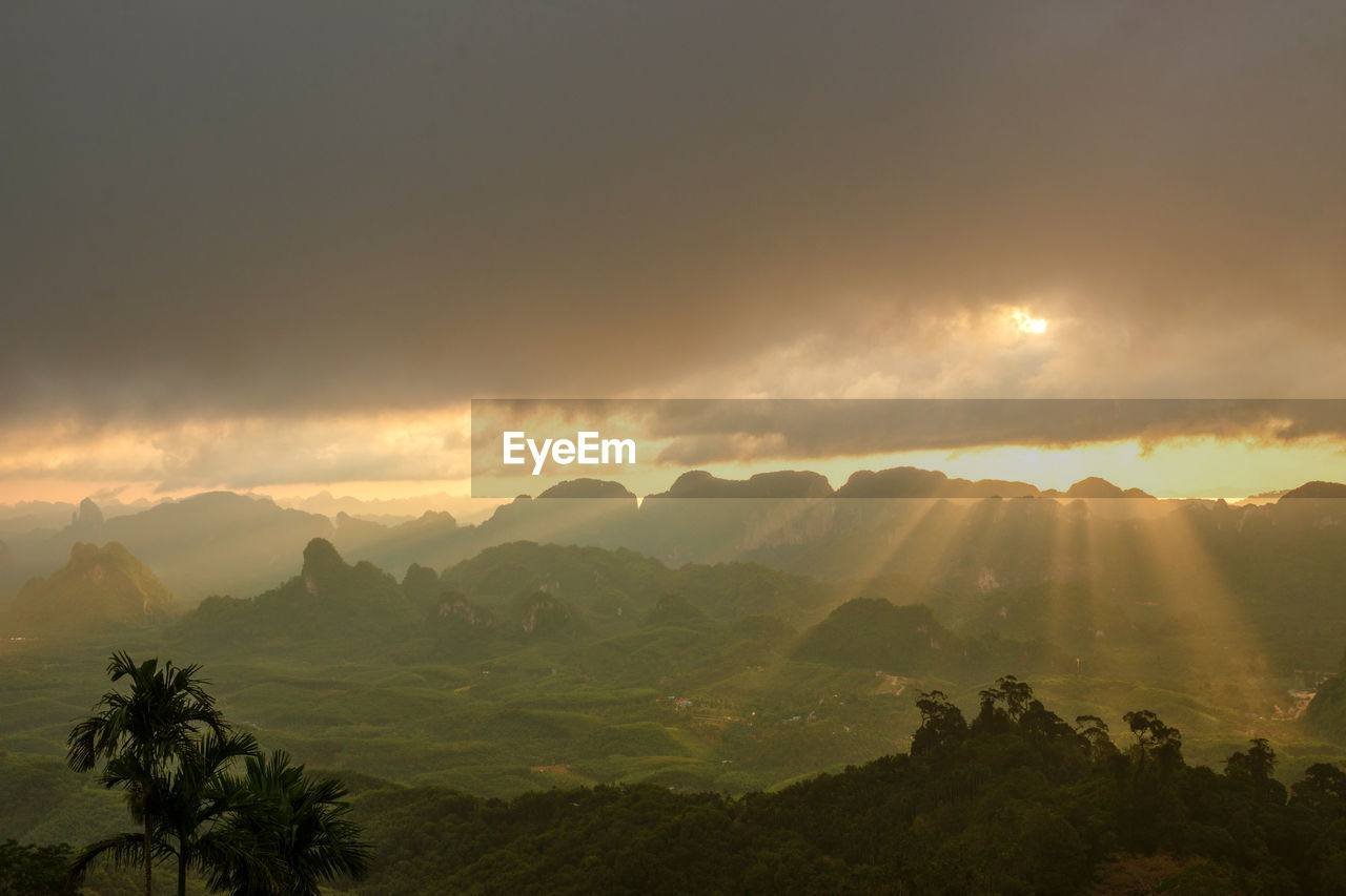 SCENIC VIEW OF MOUNTAIN RANGE AGAINST SKY DURING SUNSET