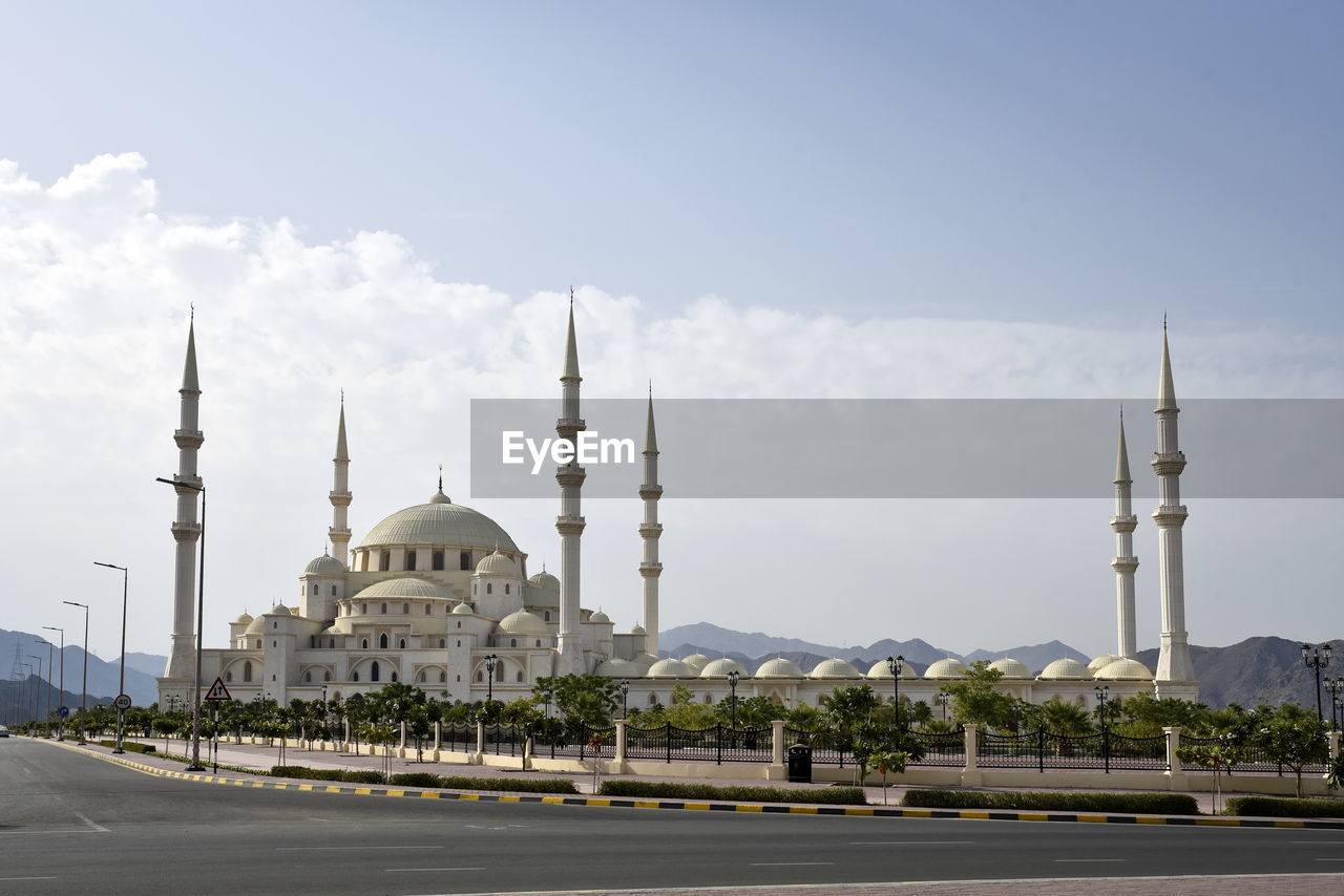 Grand sheikh zayed mosque, fujairah, uae, june 4, 2019. view of the mosque in the day