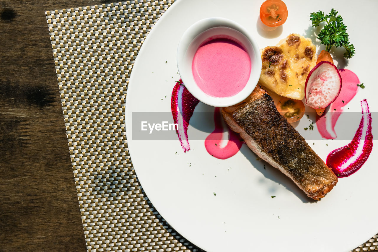 HIGH ANGLE VIEW OF BREAKFAST SERVED IN PLATE