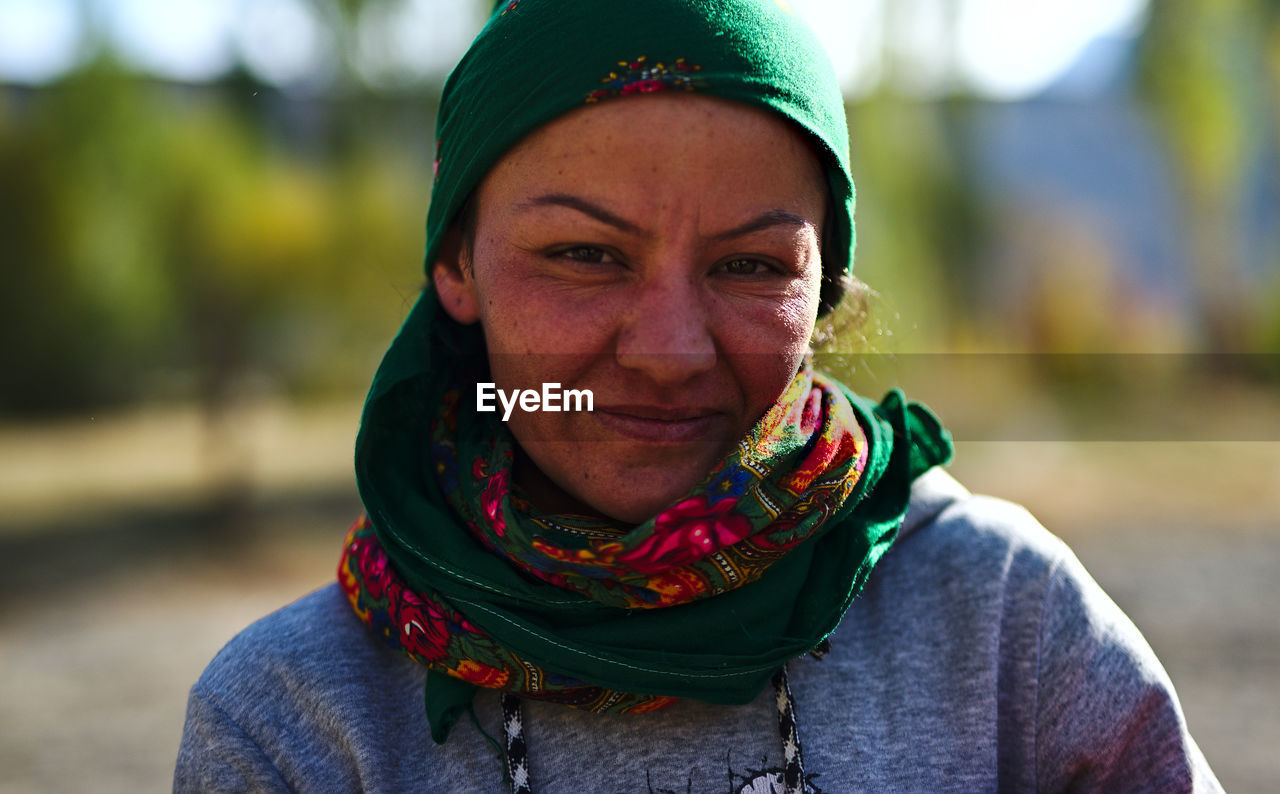 PORTRAIT OF A SMILING WOMAN IN WINTER