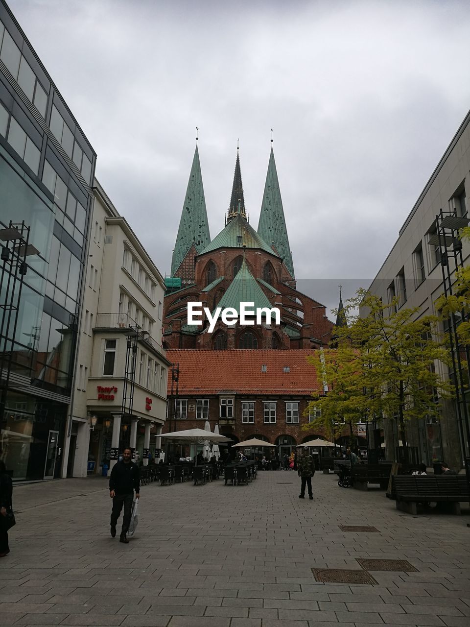 PEOPLE OUTSIDE BUILDING AGAINST SKY IN CITY