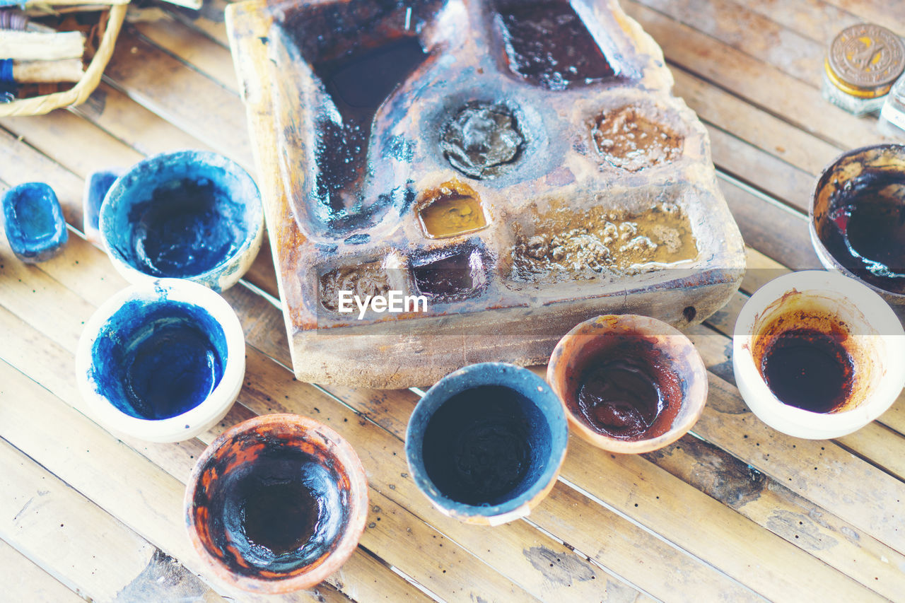 HIGH ANGLE VIEW OF TEA CUPS AND COFFEE ON TABLE