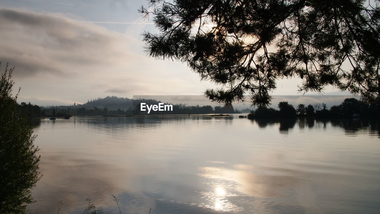 IDYLLIC VIEW OF LAKE AGAINST SKY