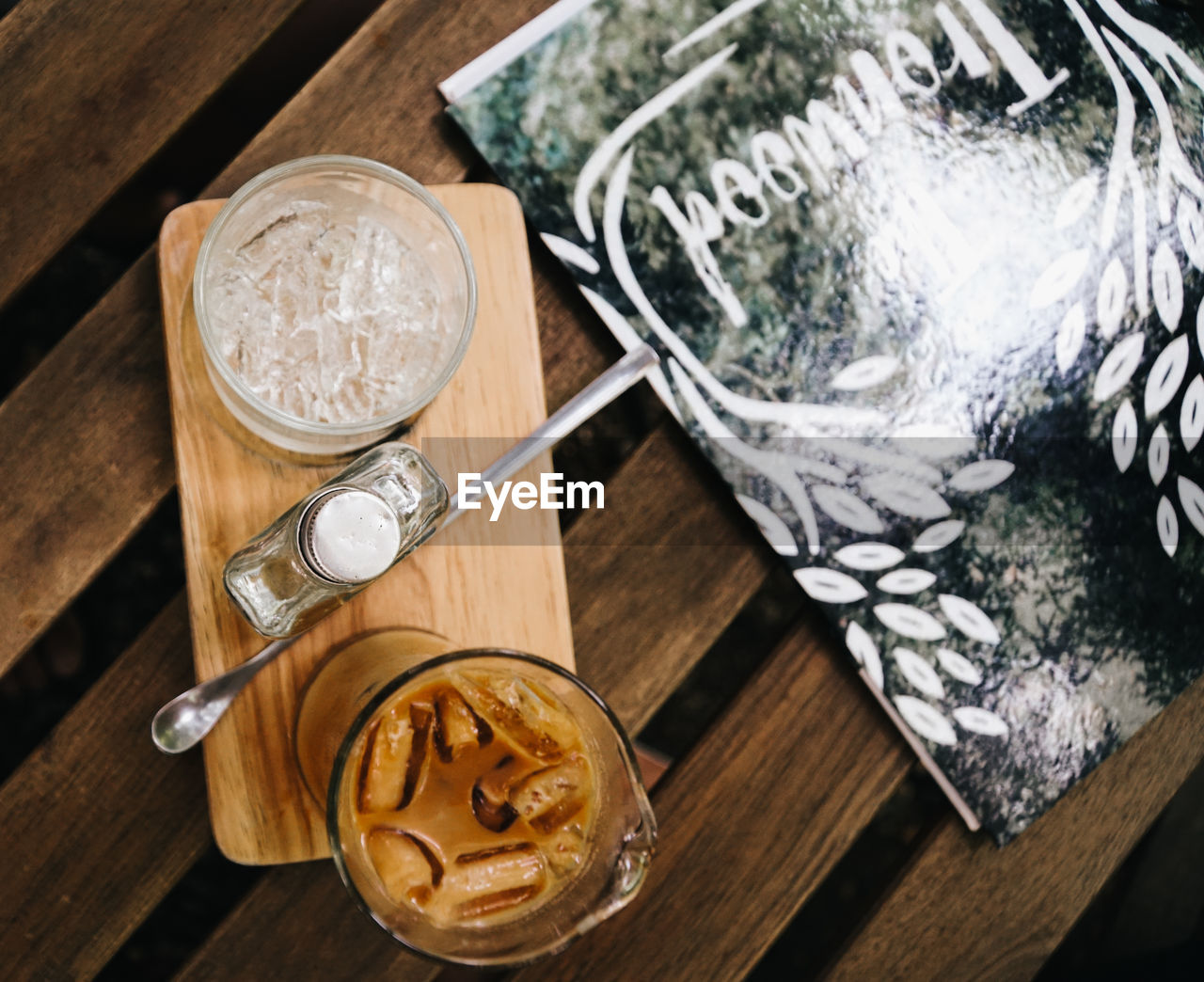 HIGH ANGLE VIEW OF GLASS OF DRINK ON TABLE