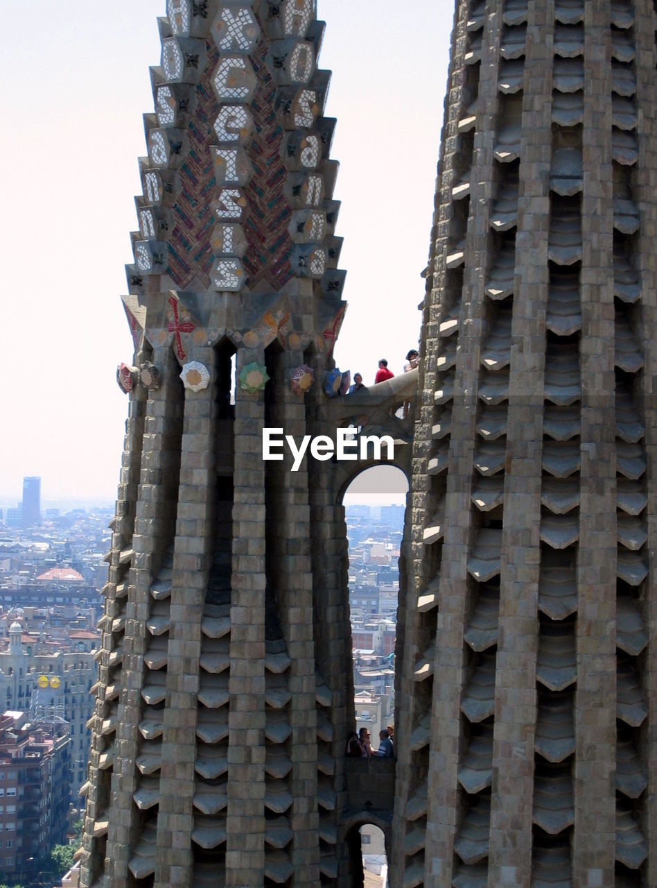 LOW ANGLE VIEW OF SKYSCRAPER AGAINST CLEAR SKY