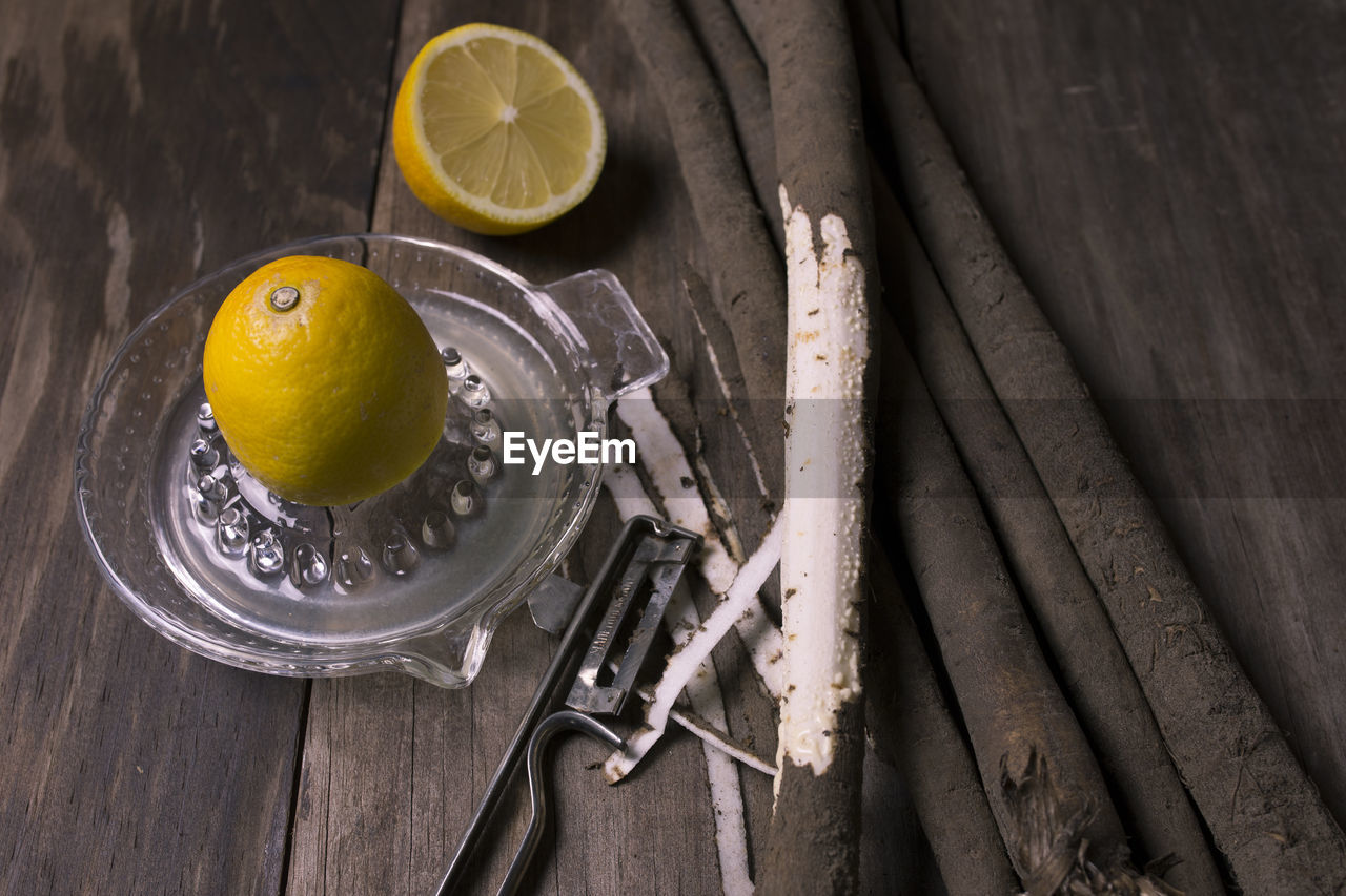 HIGH ANGLE VIEW OF FRUITS IN GLASS ON TABLE