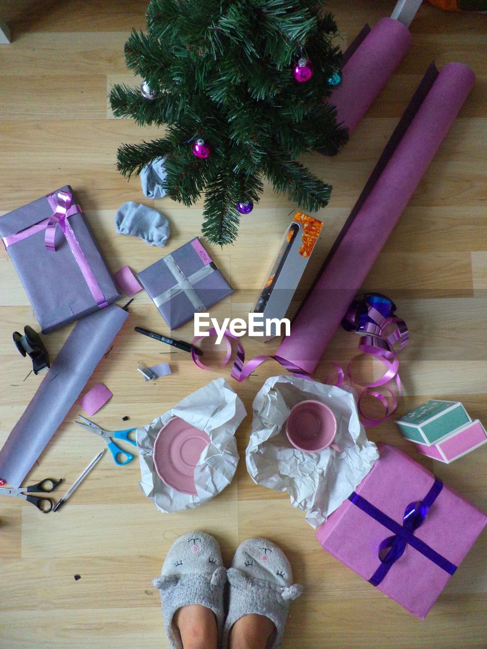 HIGH ANGLE VIEW OF CHRISTMAS TREE ON TABLE