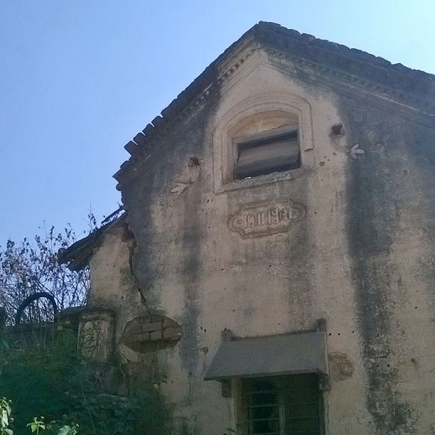 LOW ANGLE VIEW OF OLD BUILDING