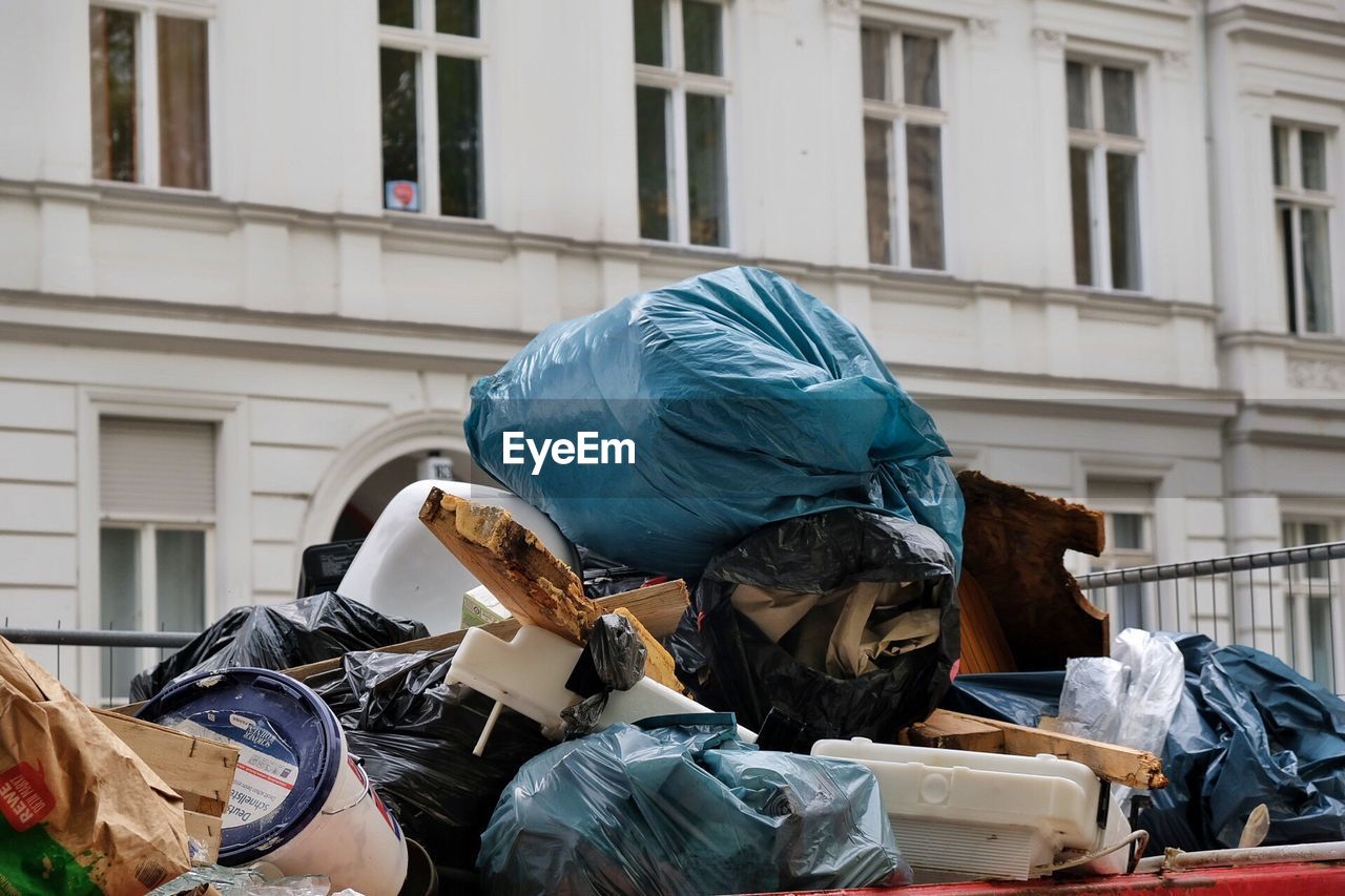 PEOPLE IN FRONT OF BUILDINGS